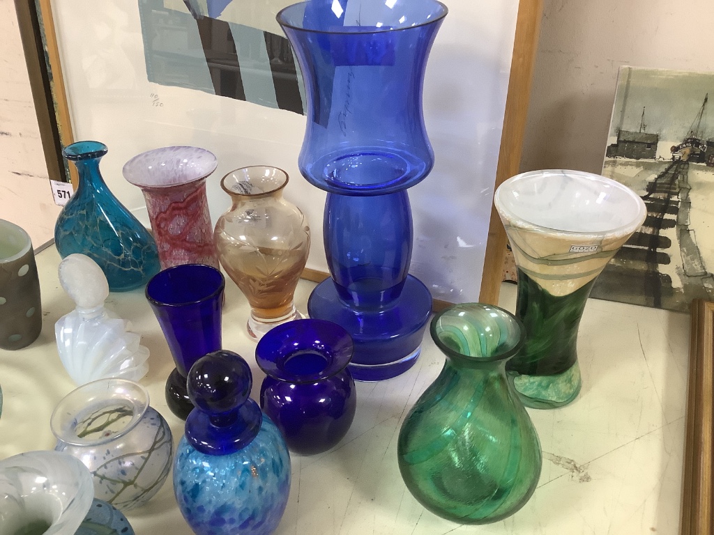 A quantity of Studio glass